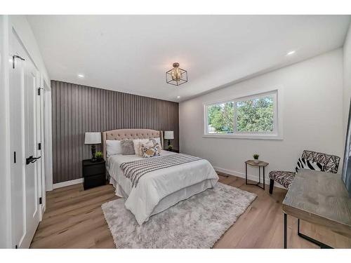 128 Cantrell Place Sw, Calgary, AB - Indoor Photo Showing Bedroom