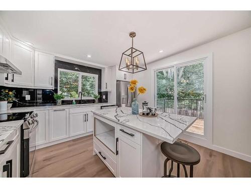 128 Cantrell Place Sw, Calgary, AB - Indoor Photo Showing Kitchen