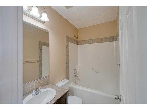 221 Ranch Ridge Meadow, Strathmore, AB - Indoor Photo Showing Bathroom