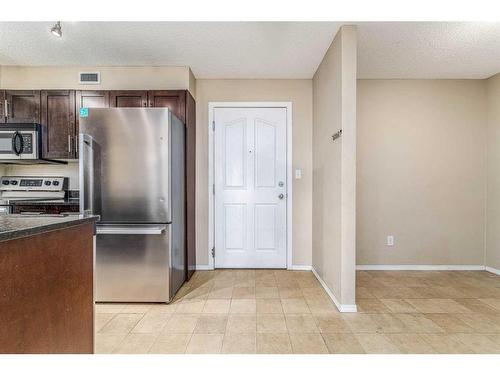 210-7130 80 Avenue Ne, Calgary, AB - Indoor Photo Showing Kitchen