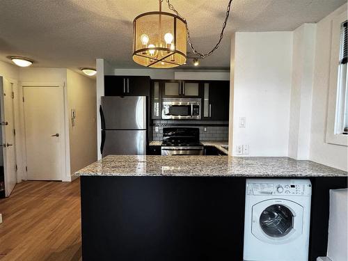 101-2209 14 Street Sw, Calgary, AB - Indoor Photo Showing Kitchen