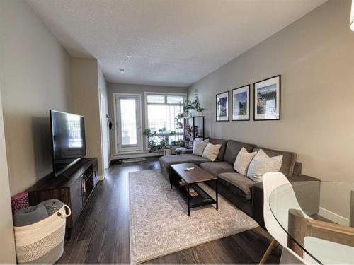 116-823 5 Avenue Nw, Calgary, AB - Indoor Photo Showing Living Room