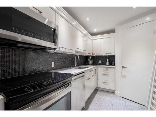 8 Edgevalley Manor Nw, Calgary, AB - Indoor Photo Showing Kitchen