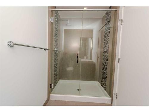 710-550 Riverfront Avenue Se, Calgary, AB - Indoor Photo Showing Bathroom