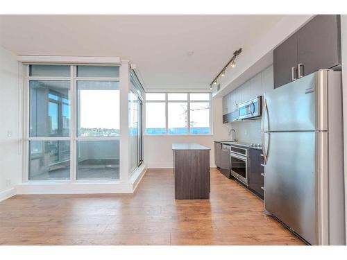 710-550 Riverfront Avenue Se, Calgary, AB - Indoor Photo Showing Kitchen With Stainless Steel Kitchen