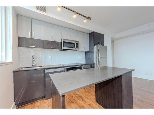 710-550 Riverfront Avenue Se, Calgary, AB - Indoor Photo Showing Kitchen With Stainless Steel Kitchen With Upgraded Kitchen