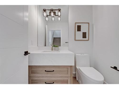 2140 54 Avenue Sw, Calgary, AB - Indoor Photo Showing Bathroom