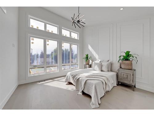 2140 54 Avenue Sw, Calgary, AB - Indoor Photo Showing Bedroom