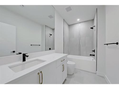 2140 54 Avenue Sw, Calgary, AB - Indoor Photo Showing Bathroom