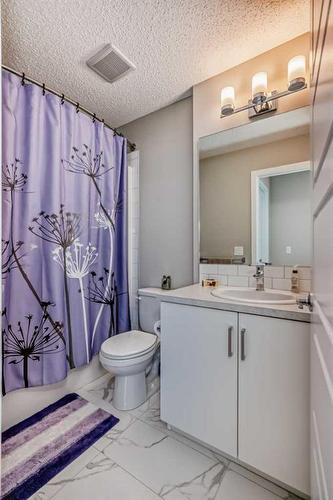 856 Belmont Drive Sw, Calgary, AB - Indoor Photo Showing Bathroom