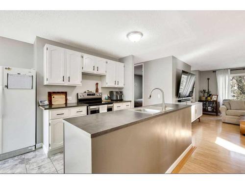 5431 Madigan Drive Ne, Calgary, AB - Indoor Photo Showing Kitchen