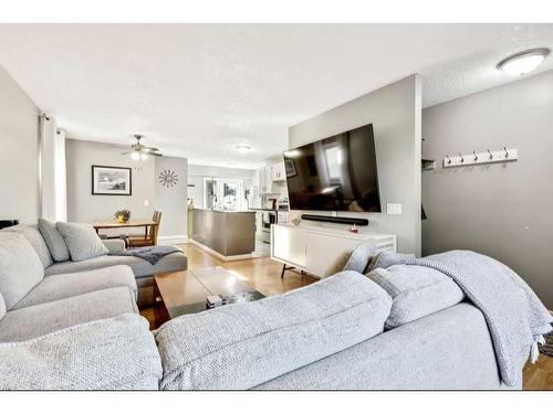 5431 Madigan Drive Ne, Calgary, AB - Indoor Photo Showing Living Room