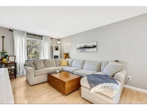 5431 Madigan Drive Ne, Calgary, AB - Indoor Photo Showing Living Room