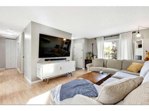 5431 Madigan Drive Ne, Calgary, AB - Indoor Photo Showing Living Room