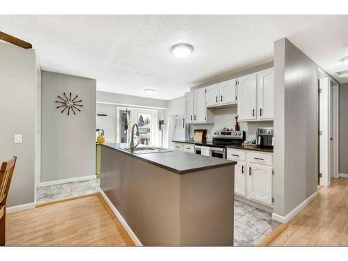 5431 Madigan Drive Ne, Calgary, AB - Indoor Photo Showing Kitchen