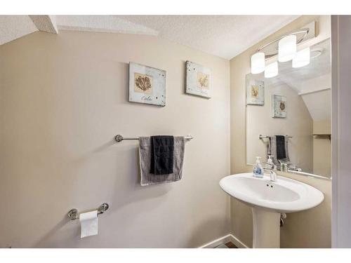 517-2400 Ravenswood View Se, Airdrie, AB - Indoor Photo Showing Bathroom