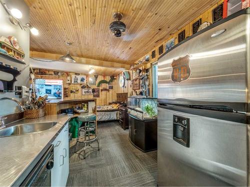 2602 4 Avenue South, Lethbridge, AB - Indoor Photo Showing Kitchen