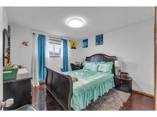 4911 Marlborough Drive Ne, Calgary, AB - Indoor Photo Showing Bedroom