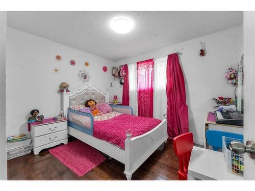 4911 Marlborough Drive Ne, Calgary, AB - Indoor Photo Showing Bedroom