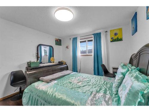 4911 Marlborough Drive Ne, Calgary, AB - Indoor Photo Showing Bedroom