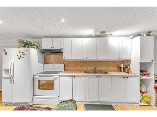 4911 Marlborough Drive Ne, Calgary, AB - Indoor Photo Showing Kitchen With Double Sink