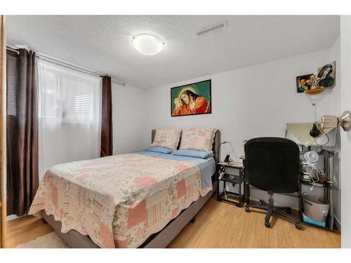 4911 Marlborough Drive Ne, Calgary, AB - Indoor Photo Showing Bedroom