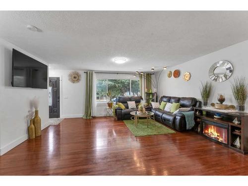 4911 Marlborough Drive Ne, Calgary, AB - Indoor Photo Showing Living Room