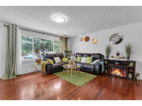 4911 Marlborough Drive Ne, Calgary, AB - Indoor Photo Showing Living Room