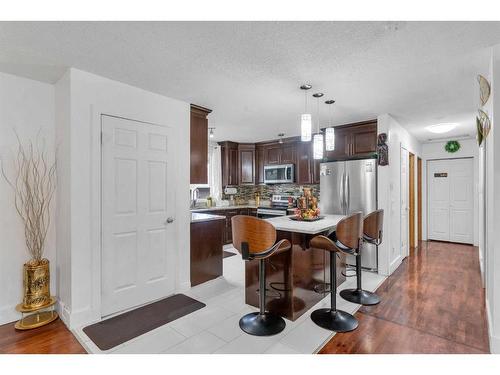 4911 Marlborough Drive Ne, Calgary, AB - Indoor Photo Showing Kitchen With Upgraded Kitchen