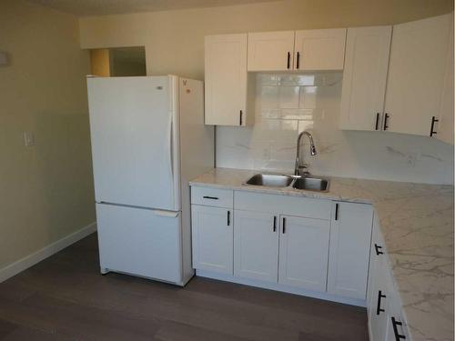 7832 Hunterquay Road Nw, Calgary, AB - Indoor Photo Showing Kitchen With Double Sink