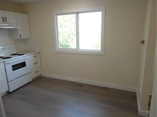 7832 Hunterquay Road Nw, Calgary, AB - Indoor Photo Showing Kitchen