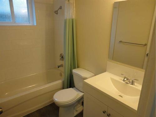 7832 Hunterquay Road Nw, Calgary, AB - Indoor Photo Showing Bathroom