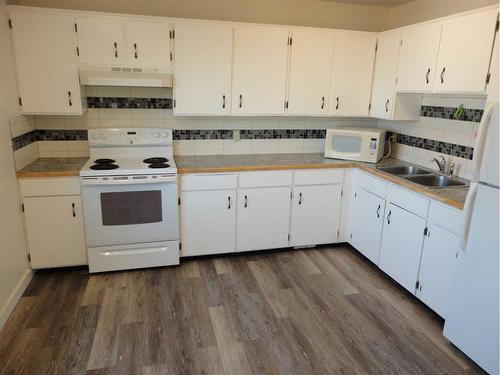 7832 Hunterquay Road Nw, Calgary, AB - Indoor Photo Showing Kitchen With Double Sink