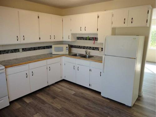 7832 Hunterquay Road Nw, Calgary, AB - Indoor Photo Showing Kitchen With Double Sink