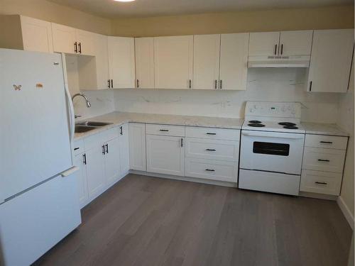 7832 Hunterquay Road Nw, Calgary, AB - Indoor Photo Showing Kitchen With Double Sink