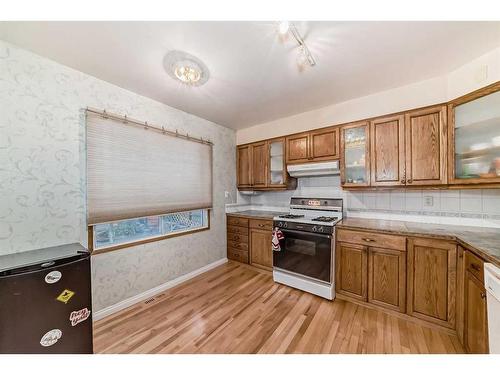 8639 47 Avenue Nw, Calgary, AB - Indoor Photo Showing Kitchen