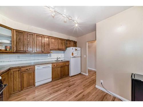 8639 47 Avenue Nw, Calgary, AB - Indoor Photo Showing Kitchen