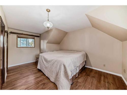 8639 47 Avenue Nw, Calgary, AB - Indoor Photo Showing Bedroom