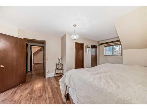 8639 47 Avenue Nw, Calgary, AB - Indoor Photo Showing Bedroom