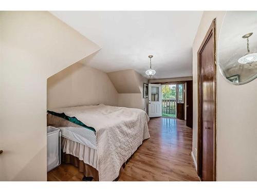 8639 47 Avenue Nw, Calgary, AB - Indoor Photo Showing Bedroom