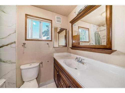 8639 47 Avenue Nw, Calgary, AB - Indoor Photo Showing Bathroom