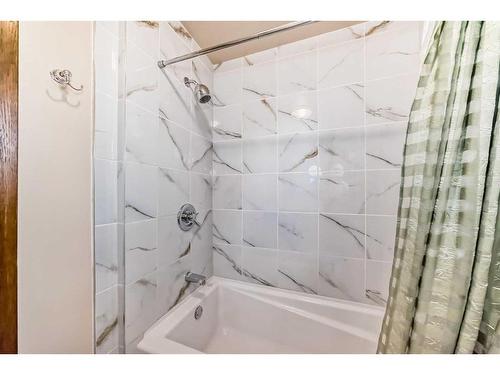 8639 47 Avenue Nw, Calgary, AB - Indoor Photo Showing Bathroom