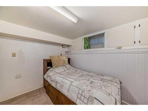 8639 47 Avenue Nw, Calgary, AB - Indoor Photo Showing Bedroom