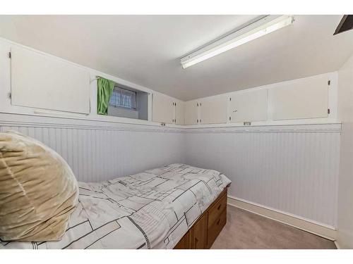 8639 47 Avenue Nw, Calgary, AB - Indoor Photo Showing Bedroom