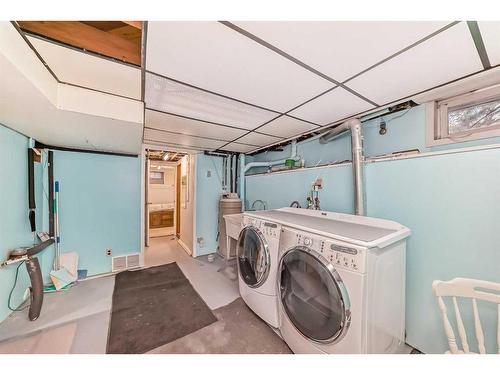 8639 47 Avenue Nw, Calgary, AB - Indoor Photo Showing Laundry Room