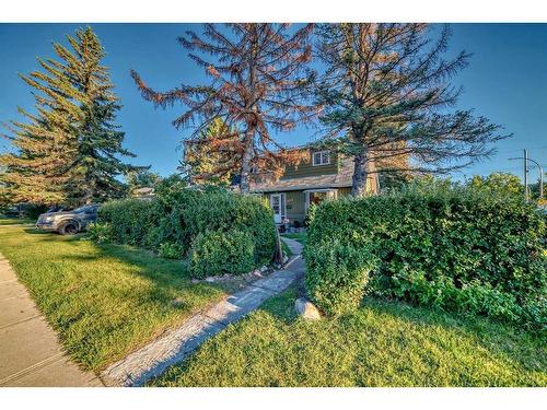 8639 47 Avenue Nw, Calgary, AB - Outdoor