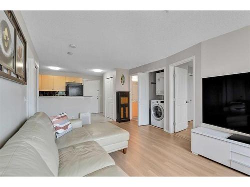 1331-8 Bridlecrest Drive Sw, Calgary, AB - Indoor Photo Showing Living Room