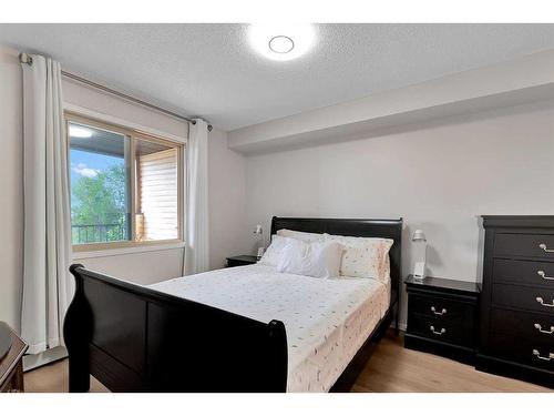 1331-8 Bridlecrest Drive Sw, Calgary, AB - Indoor Photo Showing Bedroom