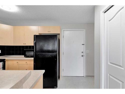 1331-8 Bridlecrest Drive Sw, Calgary, AB - Indoor Photo Showing Kitchen