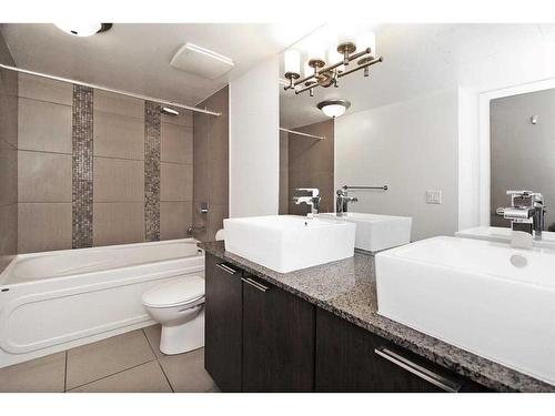 902-220 12 Avenue Se, Calgary, AB - Indoor Photo Showing Bathroom